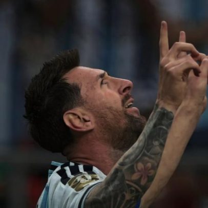 Messi faz hat-trick e Argentina vence Argélia; debate sobre expulsão surge