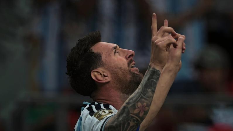 Lionel Messi points to the sky