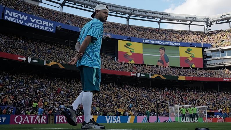 Neymar está no gramado antes de Brasil x Marrocos