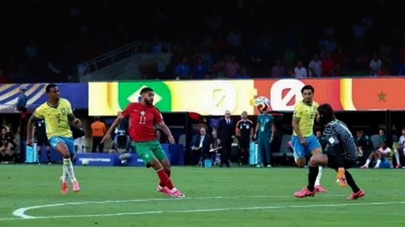 Ismael Saibari chuta, encobre Alisson e abre o placar para Marrocos contra a Seleção Brasileira pela primeira rodada do grupo C da Copa do Mundo