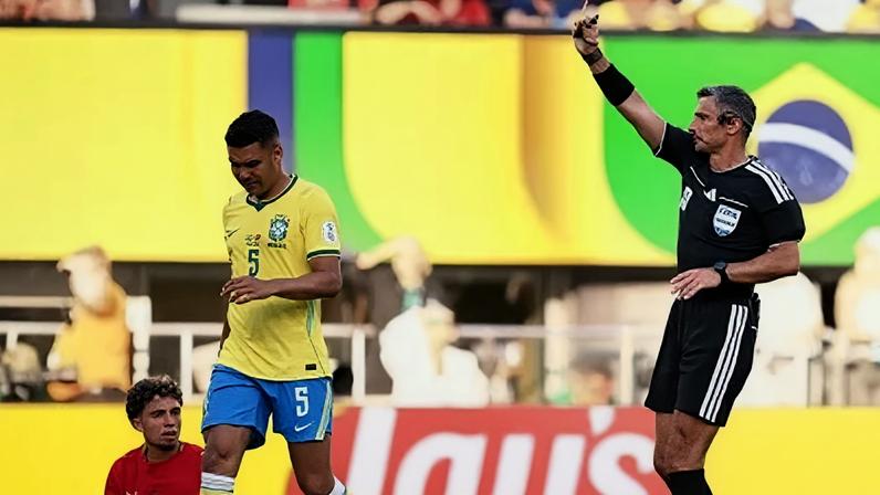 Casemiro foi advertido com o cartão amarelo