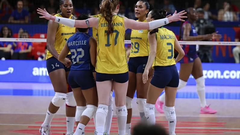 Seleção Brasileira de Vôlei Feminina atuando contra a França