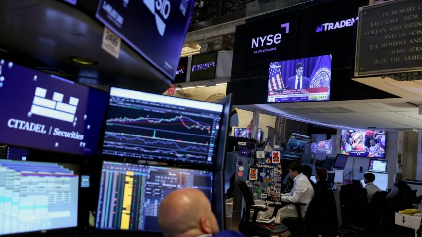 Operadores acompanham as negociações em Wall Street durante sessão marcada por forte queda das ações de tecnologia