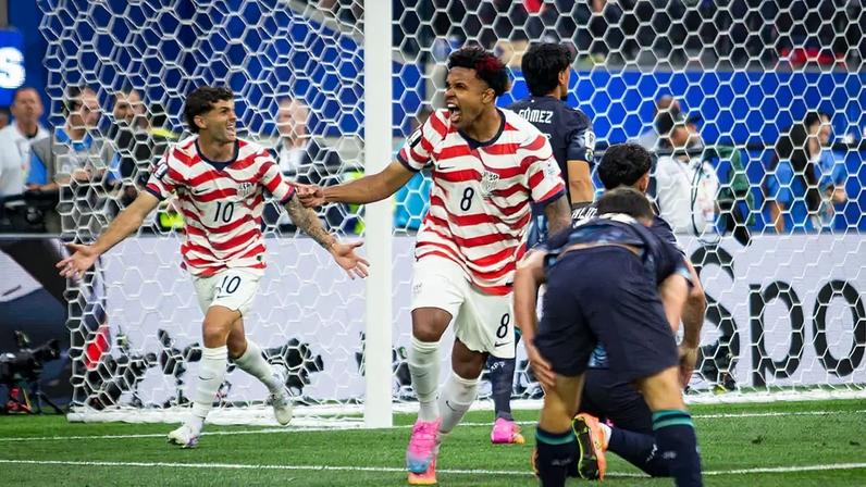 Os amigos Weston McKennie, camisa 8, e Christian Pulisic, camisa 10: pizza na folga quase terminou mal (Erin Chang/Getty Images)