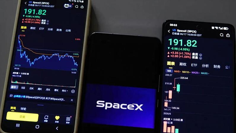Telas de smartphones exibem o logotipo da SpaceX e a cotação da ação da empresa em Yichang, na província de Hubei, China, nesta quarta-feira (18) (Getty/Getty Images)