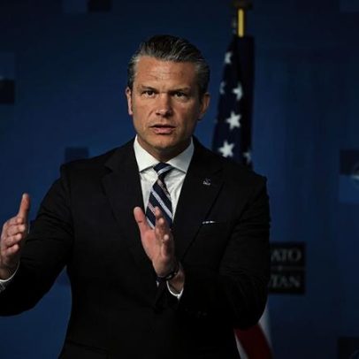 Hegseth revisa contingente americano na Europa e volta a cobrar OTAN