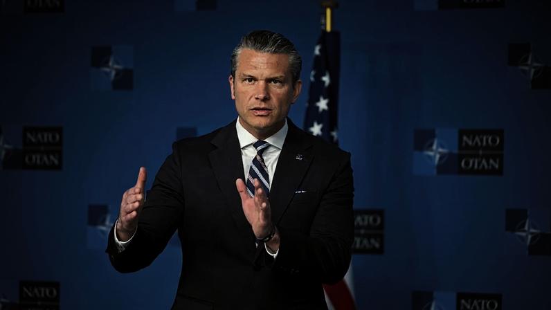 O secretário de Defesa dos EUA, Pete Hegseth, ala à imprensa antes da Reunião de Ministros da Defesa da Otan, em Bruxelas. 18/06 (Dursun Aydemir/Anadolu/Getty Images)