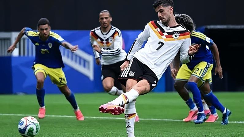 Kai Havertz batendo o pênalti do terceiro gol da Alemanha contra Curaçao