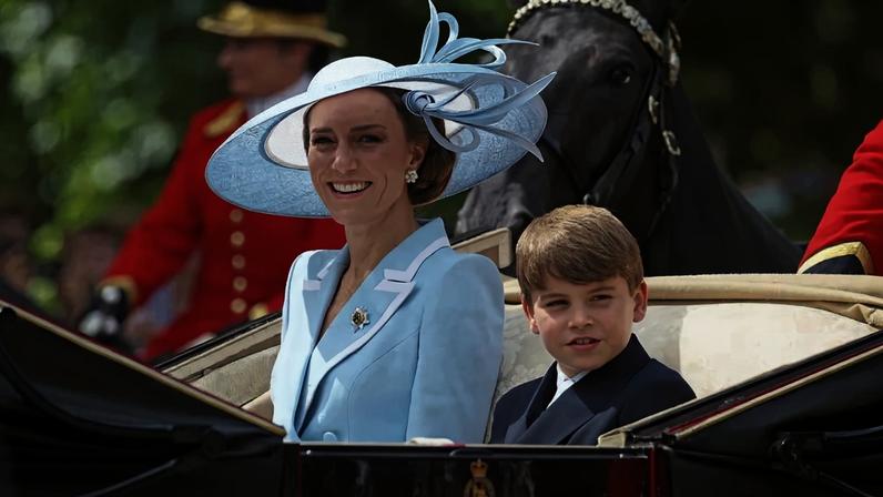 Kate Middleton com o filho, príncipe George: tudo azul para a princesa (Neil Mockford/Getty Images)