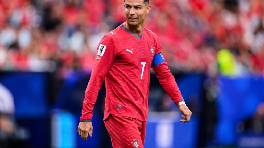 Cristiano Ronaldo entra em campo com a seleção de Portugal hoje, 23, contra o Uzbequistão (Tom Weller/picture alliance/Getty Images)