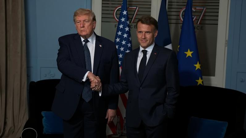 O presidente dos EUA, Donald Trump, e o presidente francês, Emmanuel Macron, fazem encontro bilateral às margens da cúpula do G7 em Evian, França. 15/06/2026 - (Anna Moneymaker/Getty Images)