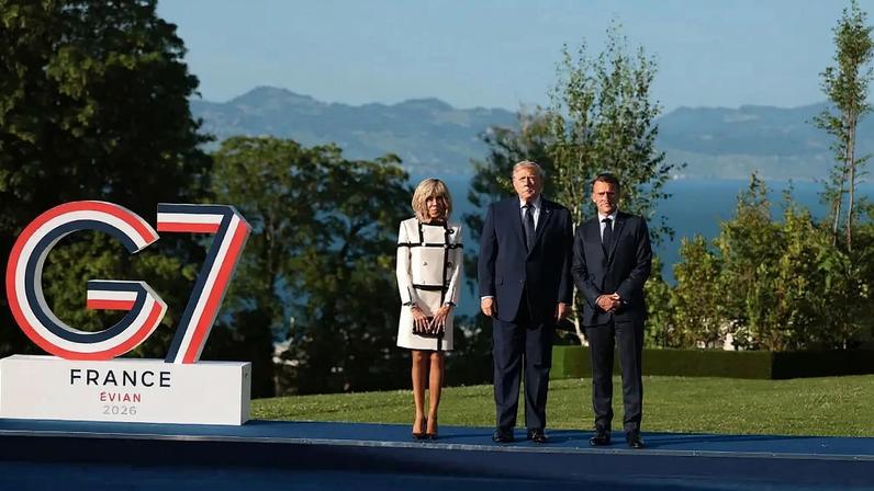 O presidente francês Emmanuel Macron e sua esposa, a primeira-dama da França Brigitte Macron, recebem o presidente dos EUA, Donald Trump, durante a cúpula do G7 no Hotel Royal Evian, em Évian-les-Bains, França. 15/06/2026 - (Anna Moneymaker/Getty Images)