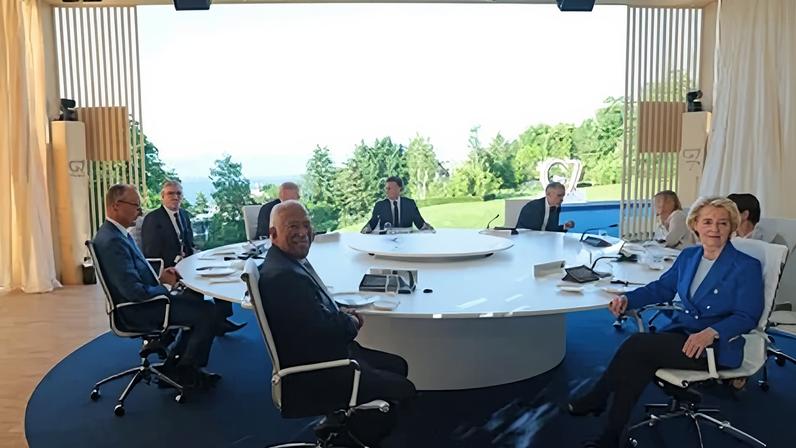 EVIAN-LES-BAINS, FRANÇA - 15 DE JUNHO: Os líderes do G7, o chanceler alemão Friedrich Merz, o primeiro-ministro britânico Keir Starmer, o presidente do Conselho Europeu António Costa, o presidente dos EUA Donald Trump, o presidente francês Emmanuel Macron, o primeiro-ministro canadense Mark Carney, a primeira-ministra italiana Giorgia Meloni, a presidente da Comissão Europeia Ursula von der Leyen e a primeira-ministra japonesa Sanae Takaichi, participam de um jantar de trabalho em 15 de junho em Évian-les-Bains, França, durante a cúpula do G7 no Hotel Royal Evian em 15 de junho de 2026 em Évian-les-Bains, França. Os líderes dos países do Grupo dos Sete (G7) reuniram-se em Évian, França, perto da fronteira com a Suíça, para sua cúpula anual para discutir os desafios à paz e segurança na Ucrânia e na Europa, a situação no Oriente Médio e outras questões geopolíticas.