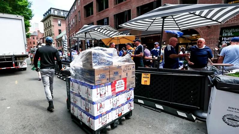 Cerveja é entregue em Boston antes da partida contra o Marrocos (Craig Williamson/SNS Group/Getty Images)