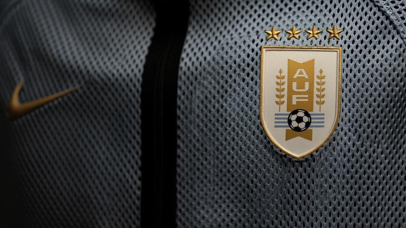 Uniforme do Uruguai com quatro estrelas — duas Copas do Mundo, duas Olimpíadas