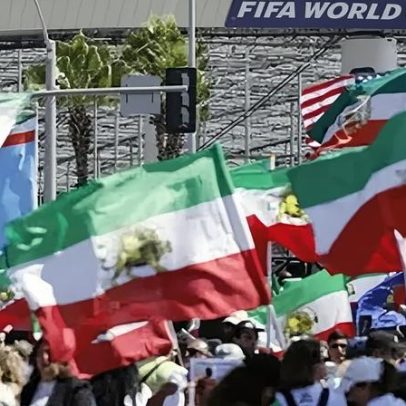 Iranianos protestam contra o regime antes da estreia da seleção nos EUA