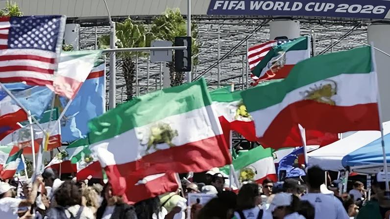 Manifestantes protestam contra a República Islâmica do Irã, exibindo bandeiras iranianas pré-revolucionárias e outras bandeiras, em frente ao Estádio de Los Angeles, nesta segunda-feira (15)