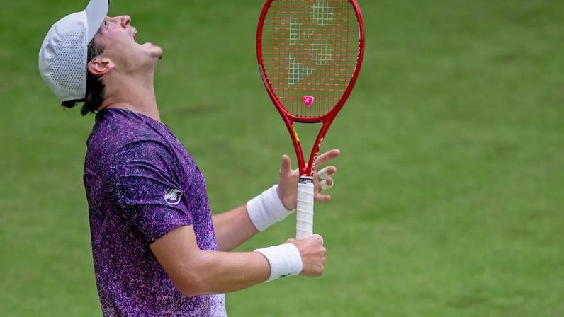 João Fonseca durante a partida de estreia no ATP de Halle