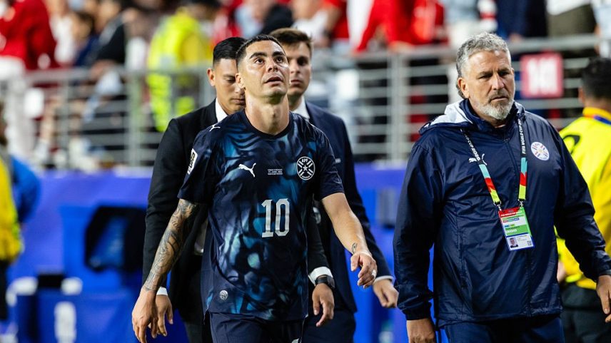 Miguel Almirón deixa o campo após ser expulso na Copa do Mundo (Matthew Huang/Icon Sportswire/Getty Images)