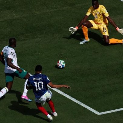 Gramado ruim na final França x Senegal ganha atenção nas redes