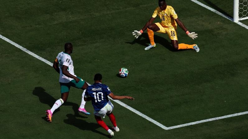 EAST RUTHERFORD, NEW JERSEY - JUNE 16: Kylian Mbappe #10 of France scores his team's first goal during the FIFA World Cup 2026 Group I match between France and Senegal at New York New Jersey Stadium on June 16, 2026 in East Rutherford, New Jersey. (Photo by Darrian Traynor/Getty Images) (Darrian Traynor/Getty Images)