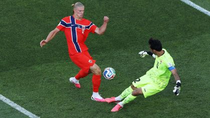 Haaland marca gol após erro na saída de bola do Iraque