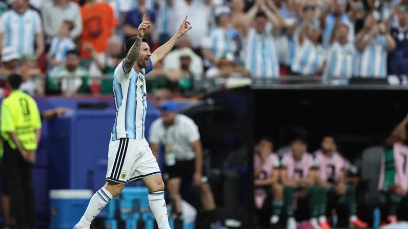 Lionel Messi, aos 38 anos, segue fazendo gol e história no futebol (Omar Vega/Getty Images)