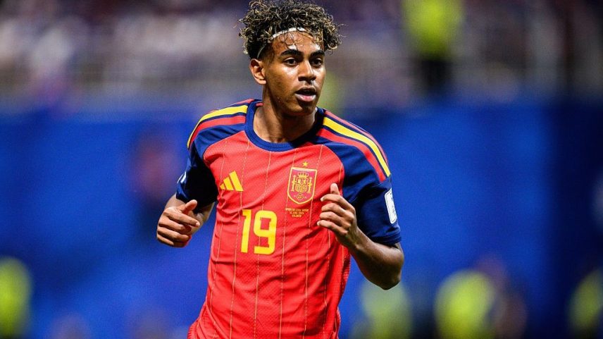 Lamine Yamal, da Espanha, durante a partida do Grupo H entre Espanha e Cabo Verde, no Estádio de Atlanta - (Marvin Ibo Guengoer - GES Sportfoto/Getty Images)