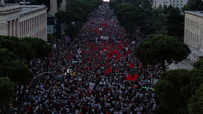 Milhares de manifestantes reunidos em frente ao Gabinete do Primeiro-Ministro em Tirana, Albânia. 20/06/2026 - (Vlasov Sulaj/Getty Images)