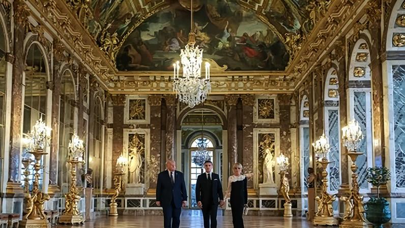 O presidente dos EUA, Donald Trump, recebe uma visita guiada ao Palácio de Versalhes do presidente da França, Emmanuel Macron, e sua esposa, Brigitte Macron