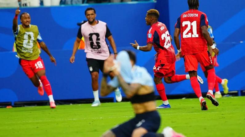 Mathias Olivera, do Uruguai, se lamentando após o gol de Cabo Verde (Evrim Aydin/Anadolu/Getty Images)