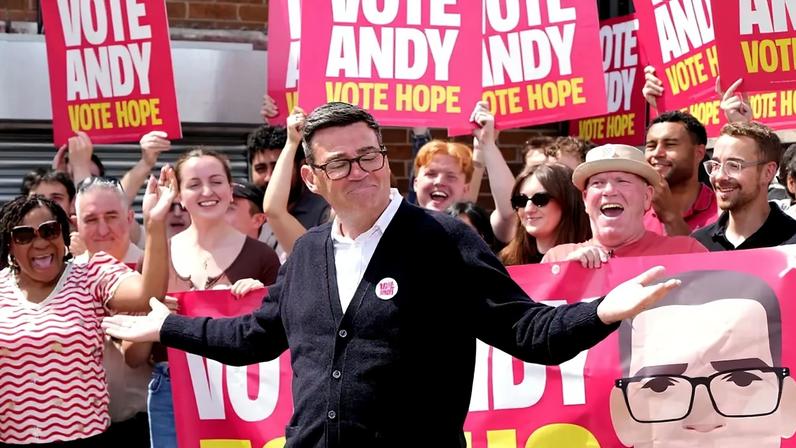 prefeito da Grande Manchester e candidato do Partido Trabalhista, Andy Burnham, cumprimenta apoiadores na sede da campanha trabalhista no Stubshaw Cross Community and Sports Club. 18/06/2026 - (Christopher Furlong/Getty Images)