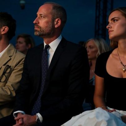 Emma Watson aposta em visual francês que cabe na mala de verão