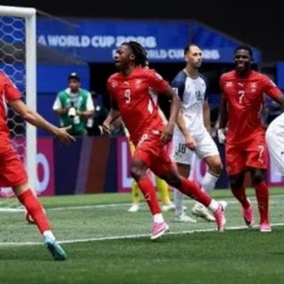 Suíça vence a Bósnia no final e abre vantagem no Grupo B