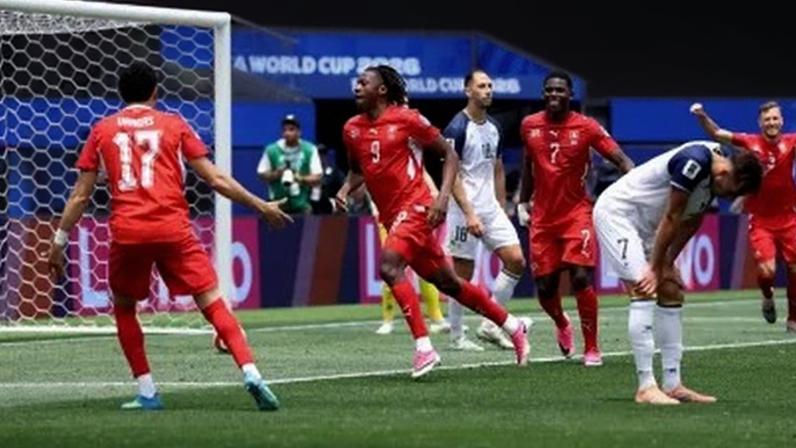 Johan Manzambi marcou dois gols na vitória da Suíça contra a Bósnia pela segunda rodada do Grupo B da Copa do Mundo