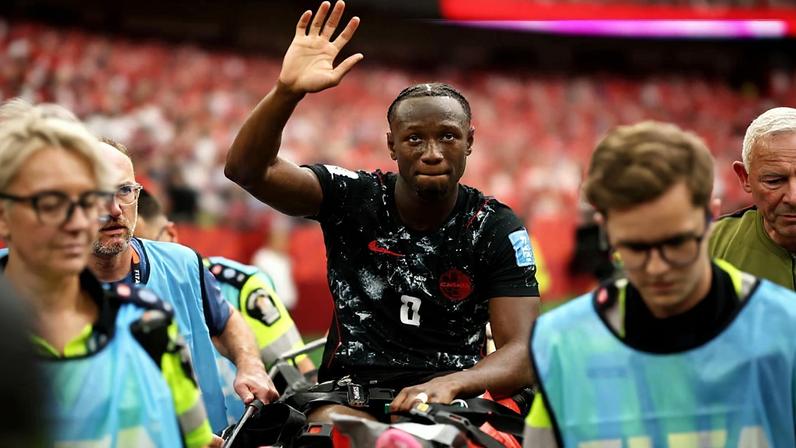Ismaël Koné acena para a torcida ao deixar o gramado de maca (Jared C. Tilton - FIFA/Getty Images)