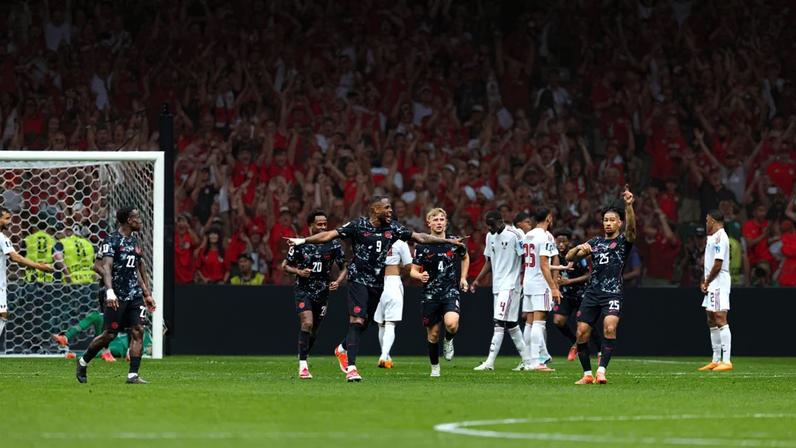 Seleção canadense comemora goleada sobre o Catar: melhor campanha em Copas da história