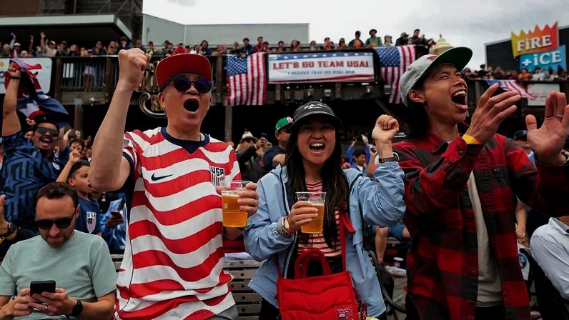 Americanos enchem os bares na California para assistir à seleção na Copa (Heather Diehl/Getty Images)