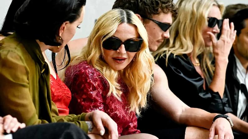 Madonna na primeira fila do desfile da Saint Laurent na semana masculina de Paris: diva sofreu no calor