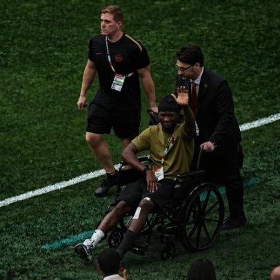 Jogador cortado pelo Canadá vai a campo de cadeira de rodas e é aplaudido