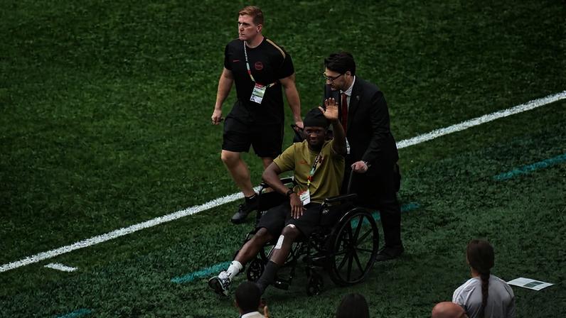 Koné passou por cirurgia depois de quebrar a perna na segunda rodada da Copa (Ercin Erturk/Getty Images)