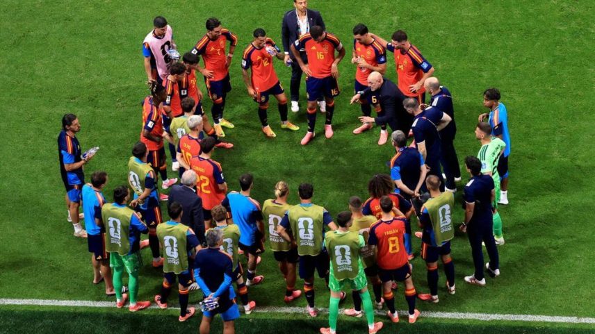 Luis de la Fuente, Spain's head coach, speaks to players at the hydration break in the match against Saudi Arabia Georgia