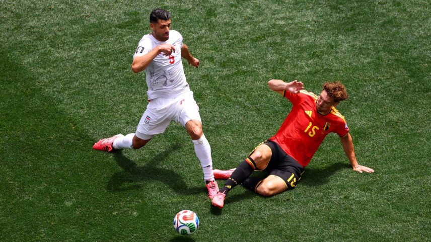 Taremi deu trabalho para defesa belga — chegou a marcar um gol, mas foi anulado (Dean Mouhtaropoulos/Getty Images)