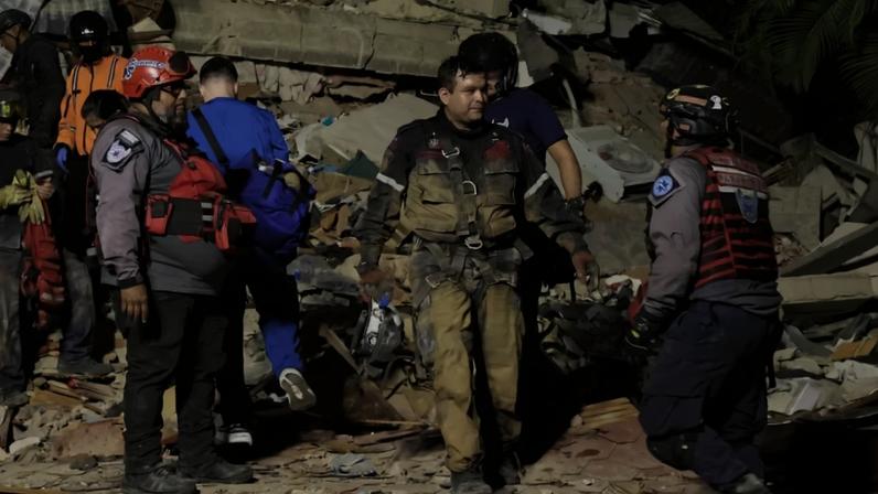 Bombeiros e equipes de resgate buscam vítimas em um prédio destruído em Los Palos Grandes, após um terremoto de magnitude 7,2 atingir a Venezuela e outras regiões do Caribe. 24/06/2026 - (Edilzon Gamez/Getty Images)