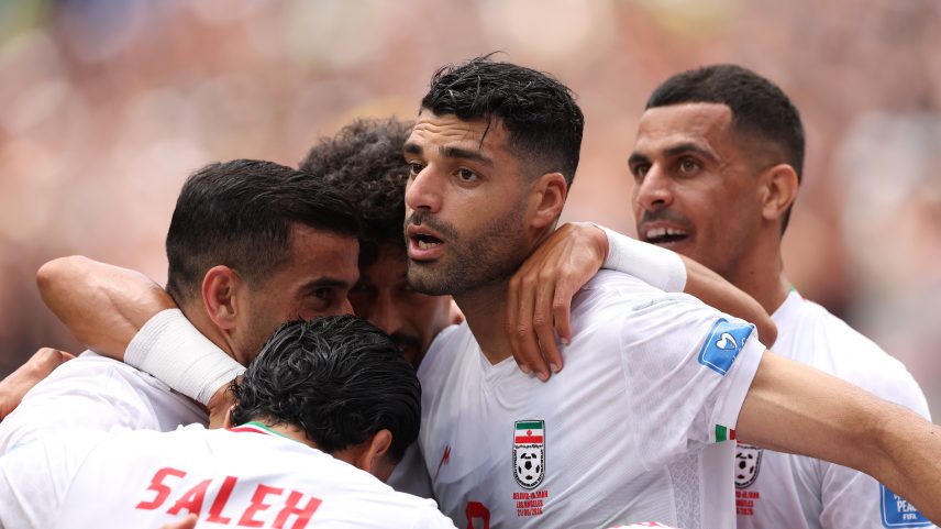 Jogadores de futebol iranianos se abraçam em comemoração após gol em jogo contra Bélgica na Copa do Mundo