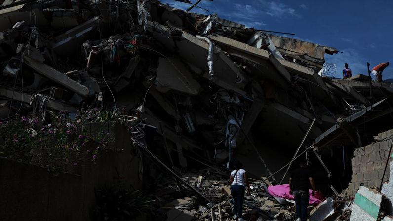 Escombros de construção destruída após terremotos na Venezuela (25/06/2026)