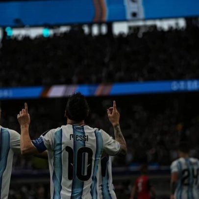 Argentina vence com dois gols de Messi e avança