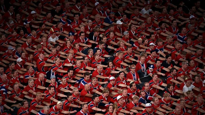 Torcida norueguesa faz comemoração tradicional nas arquibancadas: diversão para todos (Justin Setterfield/Getty Images)