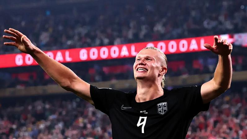 Erling Haaland, atacante da Noruega, marcou dois gols em cada jogo que disputou na Copa do Mundo (Mattia Ozbot/Getty Images)