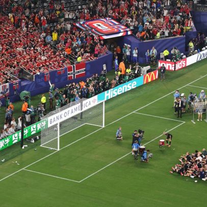 Jogadores da Noruega se unem à torcida em comemoração viking